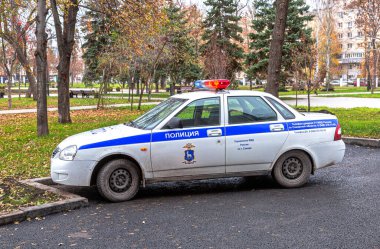 Samara, Rusya - 6 Kasım 2017: Devlet Otomobil Müfettişliği 'nin Rus devriye aracı şehir caddesine park etti