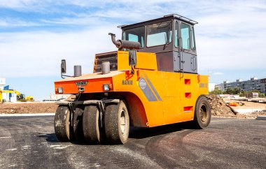 Samara, Rusya - 3 Eylül 2017: Yaz gününde yeni karayolu inşaatında çalışan yol silindirleri