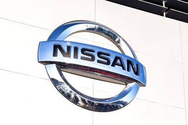 Samara, Rusya - 13 Mart 2016: Nissan 'ın resmi bayisi ofis binasının duvarında. Nissan çok uluslu bir Japon otomobil üreticisi.