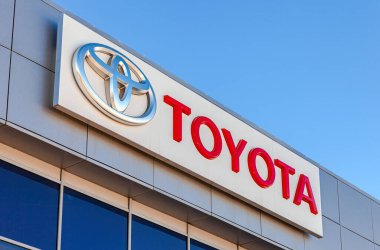 Samara, Rusya - 13 Mart 2016: Resmi satıcının binasında Toyota logosu. Toyota Motor Corporation bir Japon otomotiv üreticisi. 