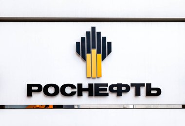 Samara, Rusya - 8 Mayıs 2016: Ofis binasında petrol şirketi Rosneft 'in amblemi. Rosneft en büyük Rus petrol şirketlerinden biri.