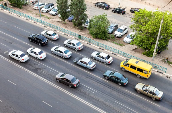 Самара Росія Червня 2016 Автомобілі Рухаються Вулицею Міста Вид Згори Ліцензійні Стокові Зображення