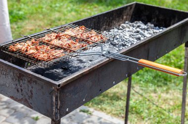 Metal şişler üzerinde ızgara iştah açıcı kebap. Shashlik mangal pişirirken sıcak kömürlerin üzerinde, sokak yemeklerinde