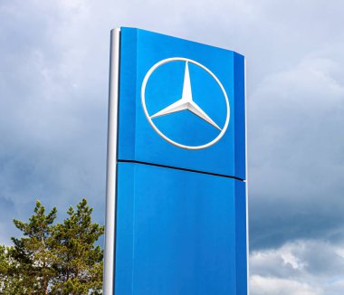 Samara, Rusya - 22 Mayıs 2016: Mavi gökyüzü üzerinde Mercedes-Benz 'in resmi bayisi. Mercedes-Benz Alman otomotiv üreticisi.