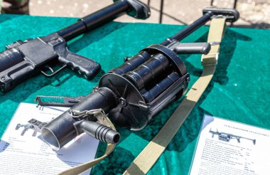 Samara, Rusya - 28 Mayıs 2016: Rus ateşli silahları. RG-6 döner el bombası fırlatıcı