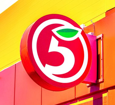 Samara, Rusya - 4 Mayıs 2017: Pyaterochka mağazasının logosu. Rus en büyük perakendecisi