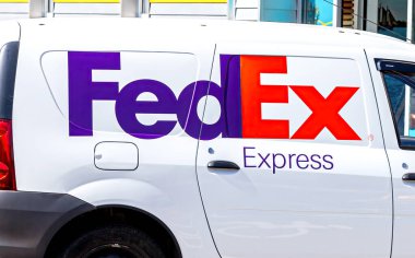 Moskova, Rusya - 28 Temmuz 2016: Araç panosunda FedEx ekspres logosu