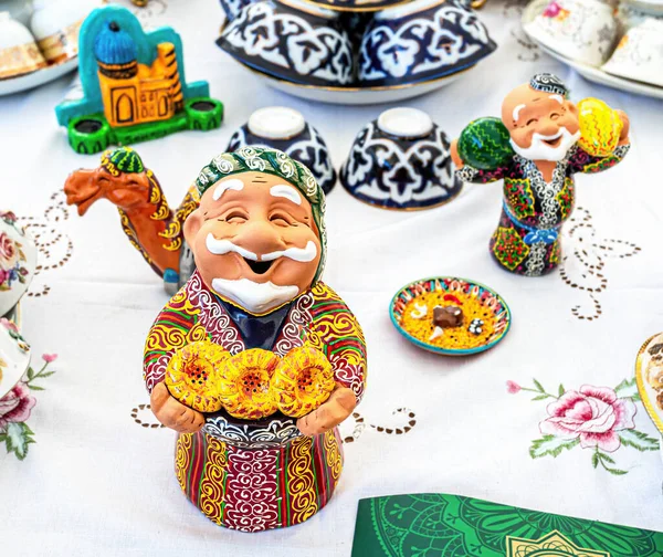 Samara Rosja Października 2019 Uzbeckie Ceramiczne Pamiątki Stole Uśmiechnięty Azjata Zdjęcia Stockowe bez tantiem