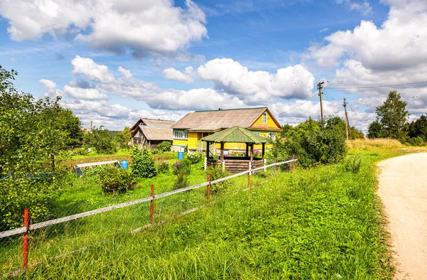Старі Сільські Дерев Яні Будинки Російському Селі Літній Сонячний День Стокове Зображення