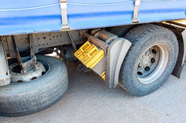 Samara, Rusya - 17 Ağustos 2020: Bir kamyon aracının sarı fren ayakkabıları