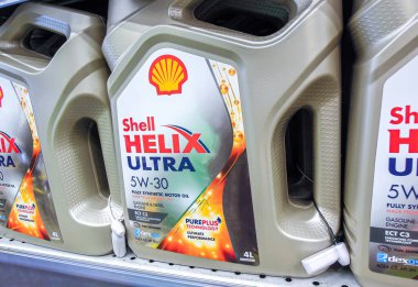 Samara, Rusya - 31 Mart 2021: Süpermarketin rafındaki plastik kaplarda Helix Ultra yağı