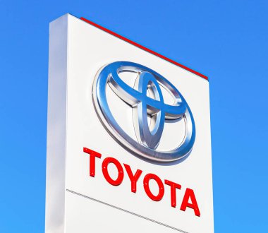 MOSCOW, RUSSIA - 13 Haziran 2016: Mavi gökyüzü arka planında Toyota 'nın resmi bayilik işareti. Toyota Motor Corporation bir Japon otomotiv üreticisi.