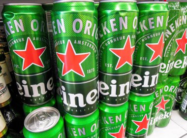 Samara, Rusya - 31 Mart 2021: Heineken bira kutuları. Çeşitli alkollü içecekler ve alkollü içecekler. Seçici odak