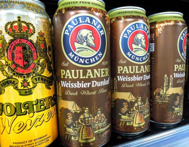 Samara, Rusya - 31 Mart 2021 Paulaner koyu buğday birası süpermarketteki rafta satışa sunuldu. Çeşitli alkollü içecekler ve alkollü içecekler