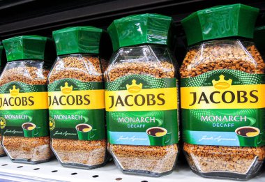 Samara, Rusya - 31 Mart 2021: Bir mağaza rafında cam kavanozlarda kahve Jacobs Monarch