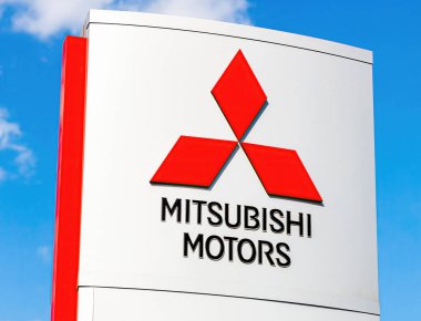Samara, Rusya - 11 Mayıs 2016: Mitsubishi logosu mavi gökyüzüne karşı araba veya otomotiv bayiliği tabelasında