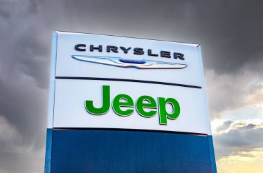 Samara, Rusya - 13 Şubat 2016: Chrysler, Jeep otomobil bayii tabelası. Hepsi Chrysler Motor Şirketi 'nin bir parçası. Amerikalı bir otomobil üreticisi.