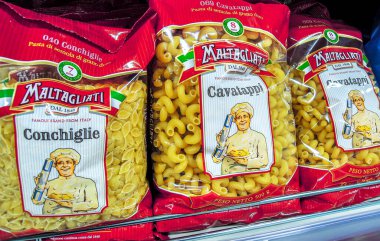 Samara, Rusya - 2 Nisan 2021: Bir süpermarkette rafta duran İtalyan makarnası