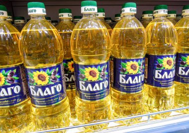 Samara, Rusya - 2 Nisan 2021: Blago ayçiçeği yağı süpermarkette satışa sunuldu