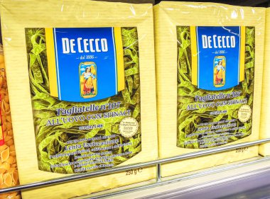 Samara, Rusya - 2 Nisan 2021: Bir süpermarkette rafta duran İtalyan makarnası