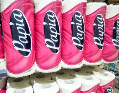 Samara, Rusya - 2 Nisan 2021: Bir süpermarkette raftaki Papia tuvalet kağıdı