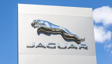 Samara, Rusya - 13 Mayıs 2017: Mavi gökyüzüne karşı Jaguar bayiliği tabelası. Jaguar, İngiliz otomobil üreticisi Jaguar Land Rover 'ın bir markası.