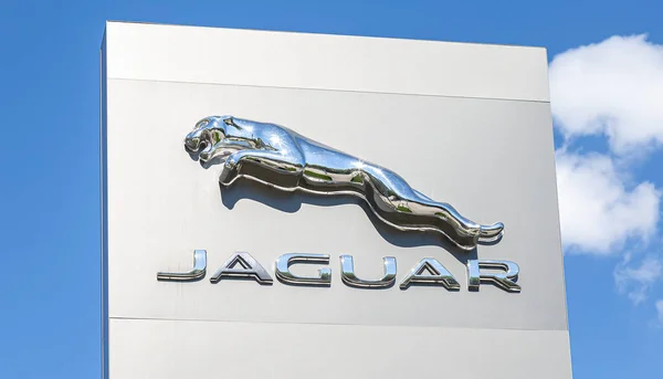 Samara Rusia Mayo 2017 Concesionario Jaguar Firma Contra Cielo Azul — Foto de Stock