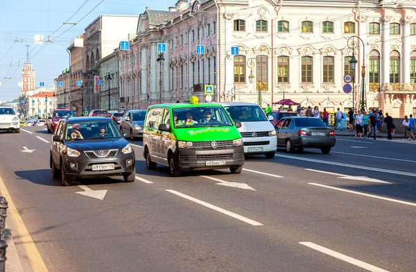 俄罗斯圣彼得堡 2016年8月10日 在阳光明媚的夏日 各种汽车沿着涅夫斯基大道行驶 — 图库照片