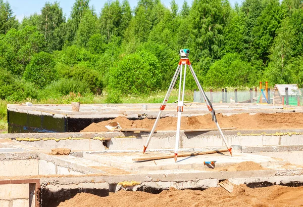 Apparecchiature Geodetiche Livello Ottico Montate Treppiede Nel Cantiere Gli Ispettori — Foto Stock