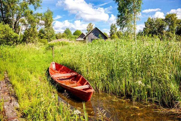 Letní Krajina Červenou Dřevěnou Rybářskou Lodí Kotvící Jezeře — Stock fotografie