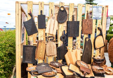 Samara, Rusya - 2 Haziran 2018: Farklı el yapımı mutfak tahtaları 