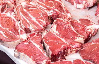 Yerel çiftçi pazarında taze doğranmış et satışı hazır.