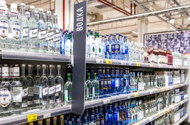 Samara, Rusya - 15 Şubat 2020: Çeşitli şişelenmiş alkollü içecekler süpermarket raflarında satışa hazır
