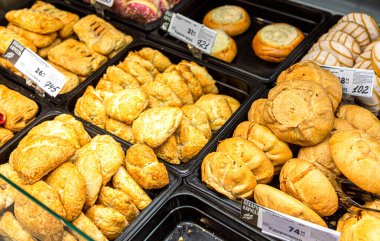 Samara, Rusya - 15 Şubat 2020: Taze lezzetli kekler ve markette satışa sunulan çeşitli dolgulu turtalar