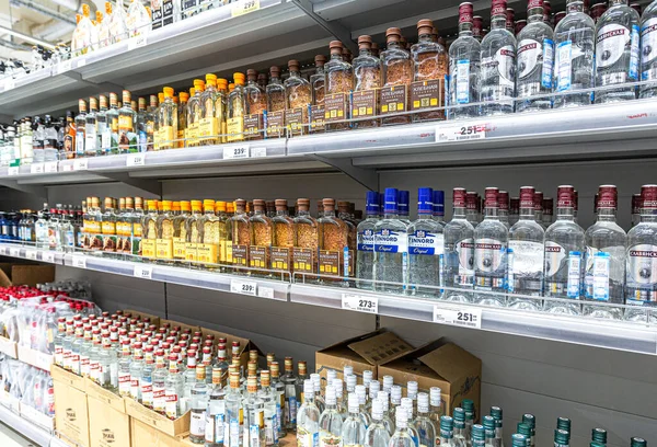 俄罗斯萨马拉 2020年2月15日 各种瓶装烈性酒饮料可在超市货架上出售 — 图库照片