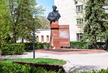 Samara, Rusya - 4 Mayıs 2021: Sovyet komünist devrimci Galaktionov 'un Bronz Anıtı, Alexey Petrovich 
