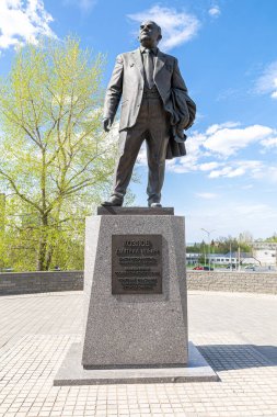 Samara, Rusya - 4 Mayıs 2021: Dmitriy Kozlov Anıtı, ünlü Sovyet roket üreticisi ve uzay aracı mühendisi
