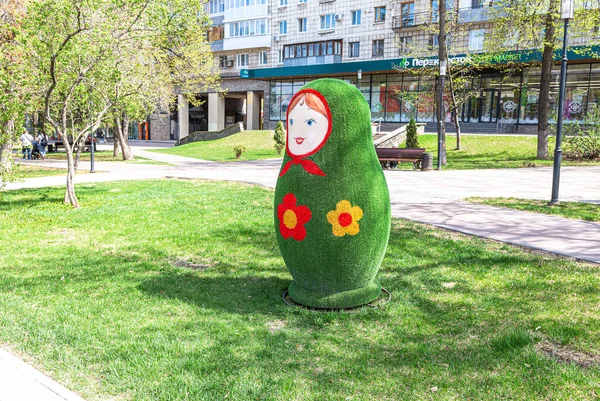 2021年5月4日 俄罗斯萨马拉 在城市街道上的一个名为Matryoshka的洋娃娃的景观雕塑 — 图库照片