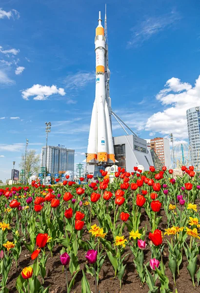 Samara Russia May 2021 Flowers Tulips Background Space Rocket Soyuz — Stock Photo, Image