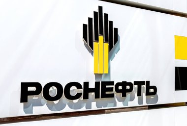 Samara, Rusya - 8 Mayıs 2021: Rosneft petrol şirketinin amblemi. Rosneft en büyük Rus petrol şirketlerinden biri.