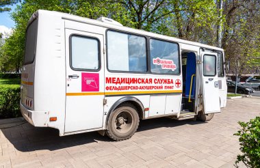 Samara, Rusya - 8 Mayıs 2021: sity caddesindeki Mobil Covid-19 aşı istasyonu. Ücretsiz Covid-19 aşıları burada mevcut.