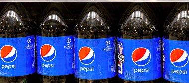 Samara, Rusya - 9 Mayıs 2021: Pepsi Cola şişeleri rafta. Pepsi, PepsiCo tarafından üretilen ve üretilen bir alkolsüz içecek.