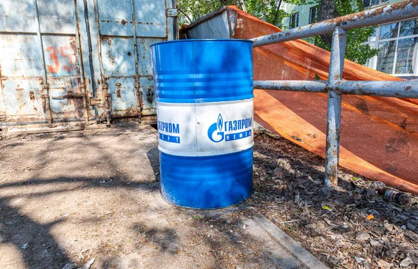 2021年5月6日 俄罗斯萨马拉 石油公司Gazpromneft的桶 带有标志 — 图库照片