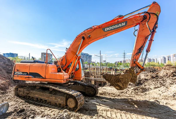 Samara Oroszország Május 2021 Backhoe Dolgozik Építése Nyári Napon Nehézgépek — Stock Fotó