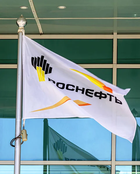 Samara Rusia Mei 2021 Bendera Perusahaan Minyak Rosneft Terhadap Gedung — Stok Foto