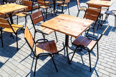 Güneşli bir günde geleneksel yazlık kafenin masa ve sandalyeleri