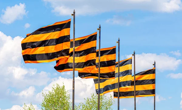 圣乔治胜利的旗帜在风中飘扬 在天空的背景下 黑色橙色条纹旗 — 图库照片