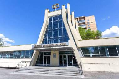 Samara, Rusya - 8 Mayıs 2021: Evlilik Kayıt Sarayı. Düğün mekanı mimarisi dış görünüş. Evlilik Sarayı