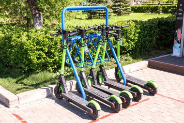 Samara, Rusya - 8 Mayıs 2021: Şehir caddesindeki elektrikli scooter kiralama istasyonu. Trafik sıkışıklığı ve eko-taşımacılıkla mücadele