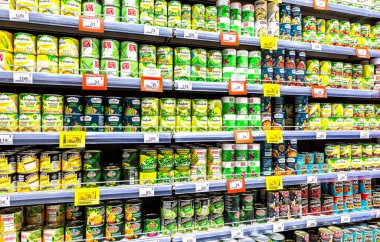 Samara, Rusya - 9 Mayıs 2021: Bir marketin raflarındaki metal kutularda konserve sebzeler